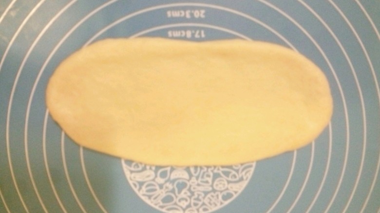 椰蓉小餐包,擀成长椭圆形，动作要轻一些，避免把椰蓉挤出来。