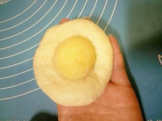 椰蓉小餐包,取一个面团压扁，放入一份椰蓉馅。