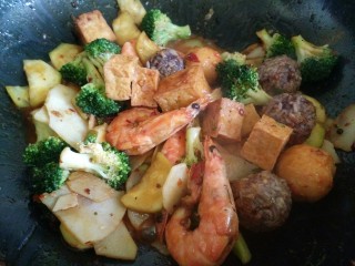 麻辣香锅,葫芦瓜和虾熟了就加入刚才焯过水的蔬菜和丸子