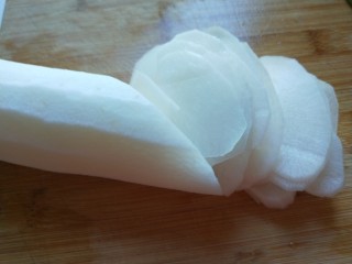 香辣白萝卜丝,白萝卜去皮洗干净切成片。