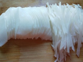香辣白萝卜丝,在切成细细的丝。