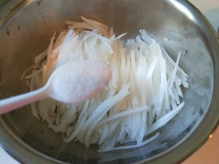 香辣白萝卜丝,切好的萝卜丝加一小勺盐抓均匀。