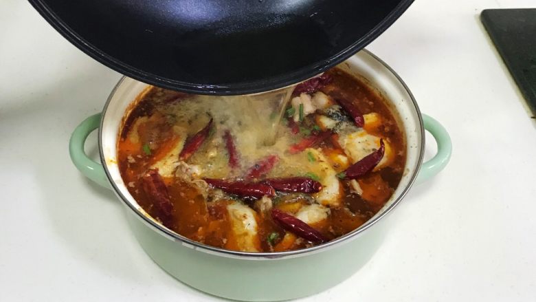 香辣水煮鱼,油热冒烟时起锅浇在鱼片上即可。