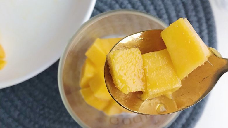 芒果酸奶杯,第三步：

将芒果粒铺在酸奶上