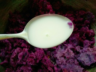 紫薯红豆糕,倒入四小勺的牛奶（小的紫薯四个左右）