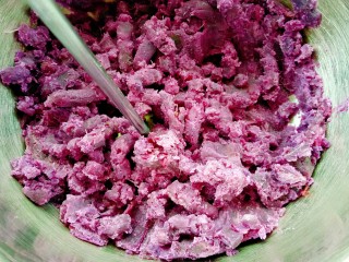 紫薯红豆糕,紫薯蒸熟压成泥