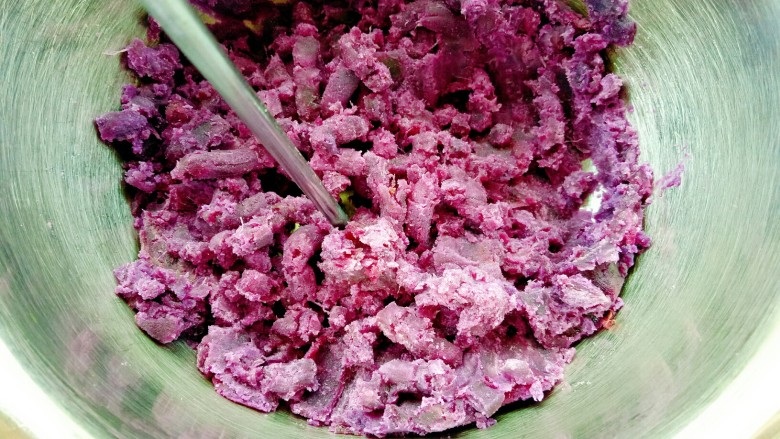 紫薯红豆糕,<a style='color:red;display:inline-block;' href='/shicai/ 2643'>紫薯</a>蒸熟压成泥