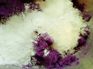 紫薯红豆糕,倒入普通面粉和糯米粉二比一的比例。