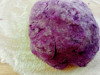 紫薯红豆糕,揉成面团