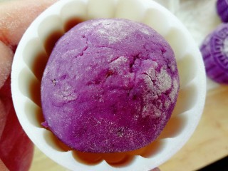 紫薯红豆糕,放入月饼模具中