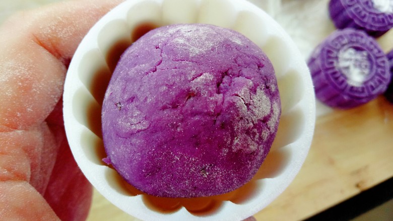 紫薯红豆糕,放入月饼模具中