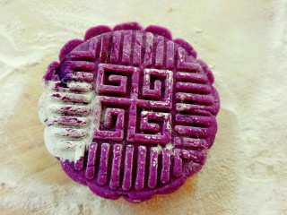 紫薯红豆糕,压成形