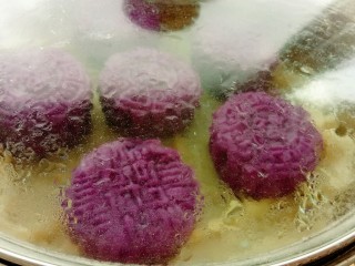 紫薯红豆糕,冷水上锅，水开十分钟。