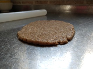 全麦燕麦饼干,擀至0.5厘米厚，薄厚需要自己掌握，但一定要统一不然烤出来受热不匀