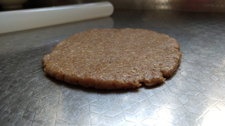 全麦燕麦饼干,擀至0.5厘米厚，薄厚需要自己掌握，但一定要统一不然烤出来受热不匀
