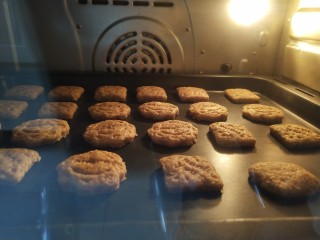全麦燕麦饼干,烤箱上下火180度中层烘烤15分钟观察边缘别糊掉