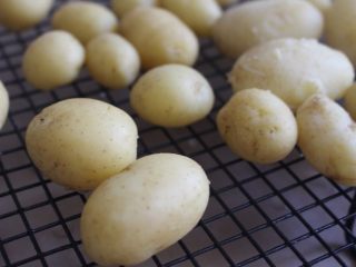 酱香小土豆,将小土豆沥干水分取出，放在架子上风干一会，让小土豆表面干透，赶时间的话可以用厨房纸擦干
