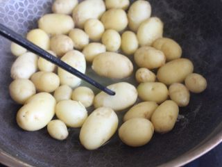 酱香小土豆,锅中放水烧开，放入小土豆煮熟，用一根筷子能给轻松叉进去就可以