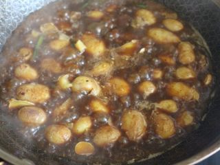 酱香小土豆,将所有调料搅拌均匀，水开之后转为中小火，汤汁收浓就可以盛出了。