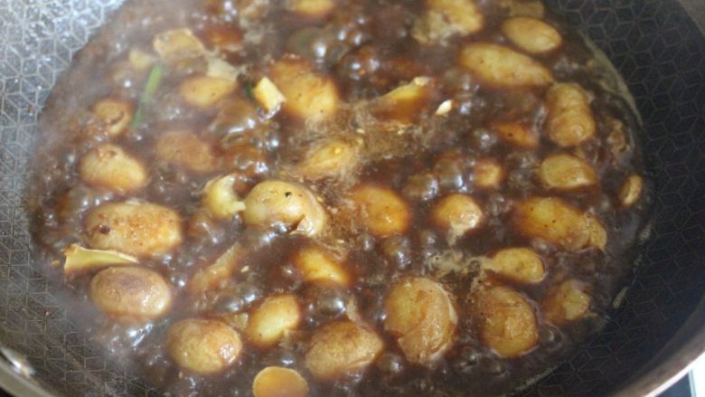 酱香小土豆,将所有调料搅拌均匀，水开之后转为中小火，汤汁收浓就可以盛出了。