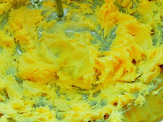 香酥曲奇,软化好的黄油用电动打蛋器打至蓬松发白。