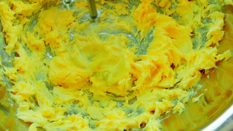 香酥曲奇,软化好的黄油用电动打蛋器打至蓬松发白。