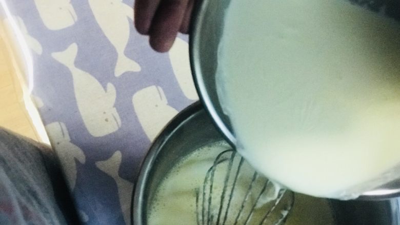 🧀️奶酪布丁🍮,将奶油混合液冲入鸡蛋液内搅打均匀。