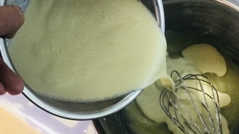 🧀️奶酪布丁🍮,将鸡蛋液体倒入奶酪糊内搅打均匀。