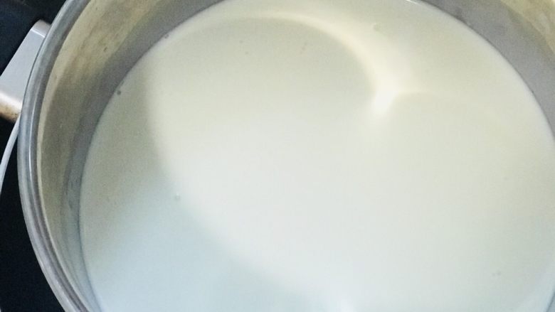 🧀️奶酪布丁🍮,牛奶➕奶油加热至小泡。