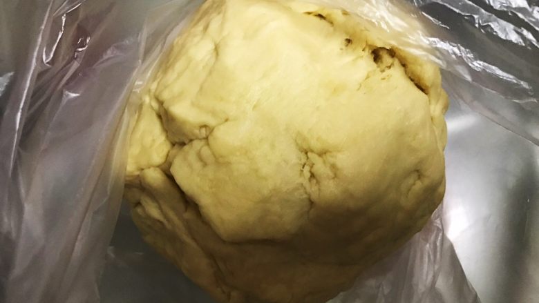 中种豆沙面包,装入保鲜袋里，顶部密封好放入冰箱冷藏发酵17个小时以上