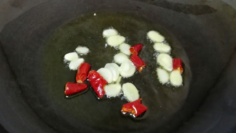 了不起的小番茄+茄汁蟹味菇,炒锅烧热倒入适量的食用油，下入蒜片和干红辣椒炒香。