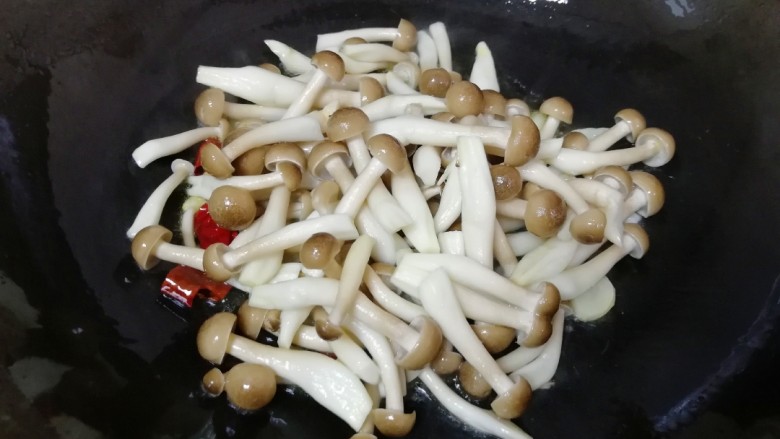 了不起的小番茄+茄汁蟹味菇,下入蟹味菇炒至变软。