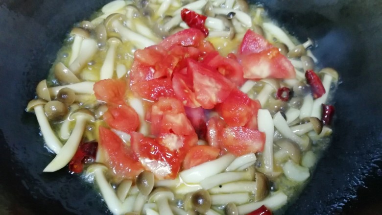 了不起的小番茄+茄汁蟹味菇,下入番茄翻炒均匀。