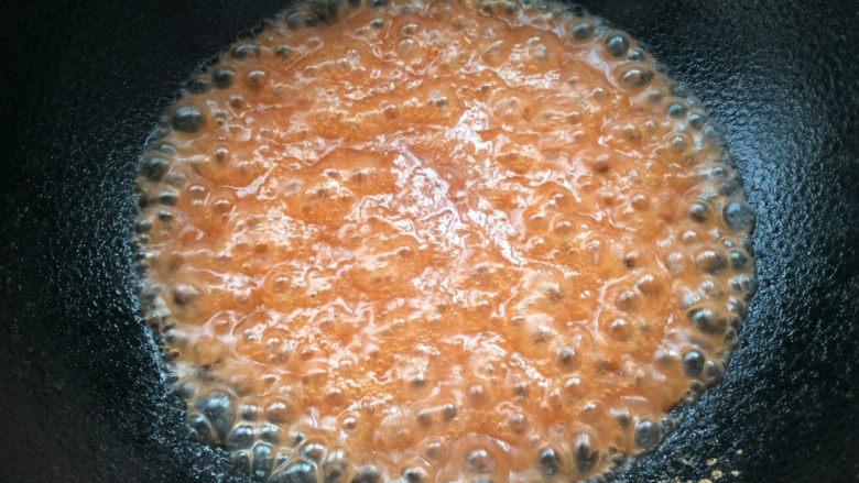 鱼肉卷中卷,倒入碗汁，烧至起泡，淋上少许香油关火，浇入盘中的鱼卷上即可