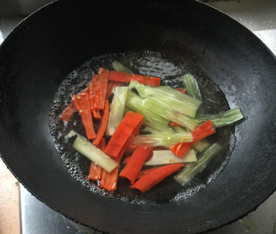 玉米笋炒鲜鱿,青笋、红椒放沸水中焯水