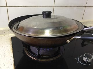家常烧黄鱼,倒入温水没过鱼面，盖上锅盖，中火炖半个小时。注意翻面，以免粘锅。