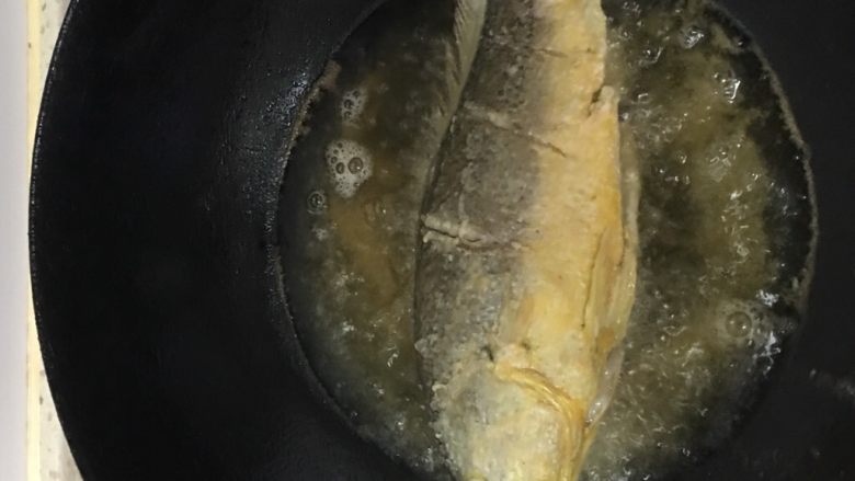 家常烧黄鱼,放入抹了干面粉的鱼
