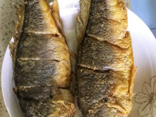 家常烧黄鱼,煎至两面金黄后捞出备用。