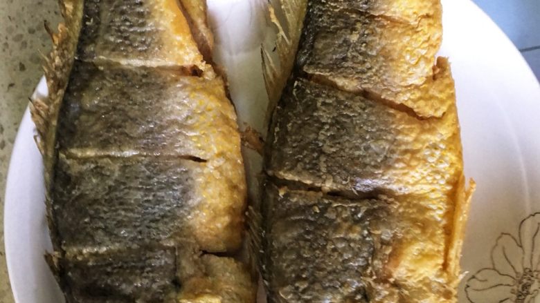 家常烧黄鱼,煎至两面金黄后捞出备用。