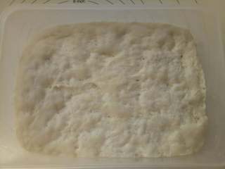 荞麦黑芝麻桑葚吐司,把中种材料混合揉至无干粉，装入保鲜盒放冰箱冷藏20小时左右(如果着急用可以放在室温3个小时左右)，主要还是看面团的状态。如图出现蜂窝状就可以了。 
