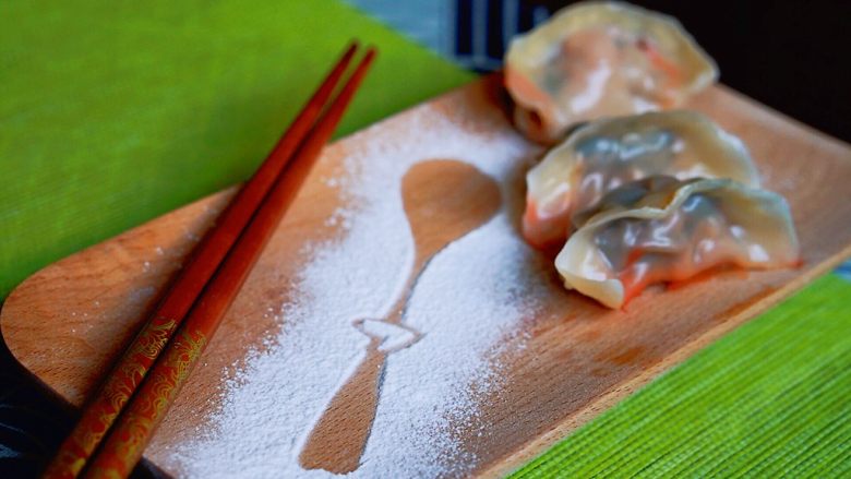 电饭锅版无油煎饺的包法,苋菜加热会变红， 所以蒸熟的饺子也会出现红色的