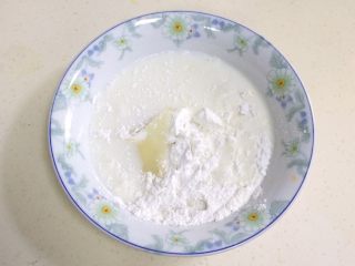 南瓜麻薯软欧包,趁面团发酵时，来制作下麻薯，除黄油以外的麻薯材料混合且搅拌均匀。