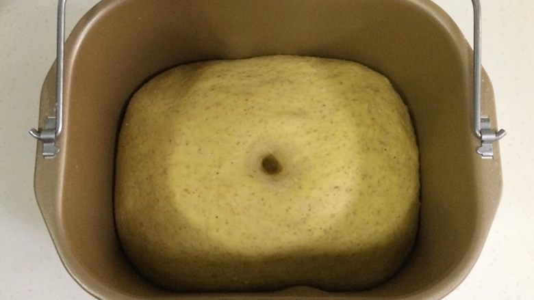 南瓜麻薯软欧包,面团发至2倍大，手指沾面粉戳孔，不塌陷不回弹即可。