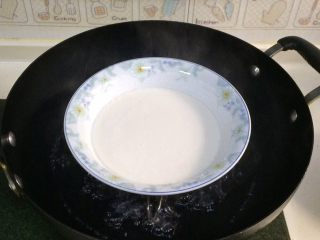 南瓜麻薯软欧包,上锅蒸10～12分钟至熟，表面凝固且没有液体即可。