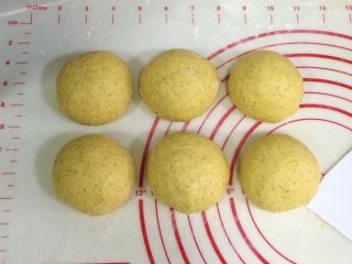 南瓜麻薯软欧包,发好的面团取出排气，平均分成六份，滚圆松弛15分钟。
