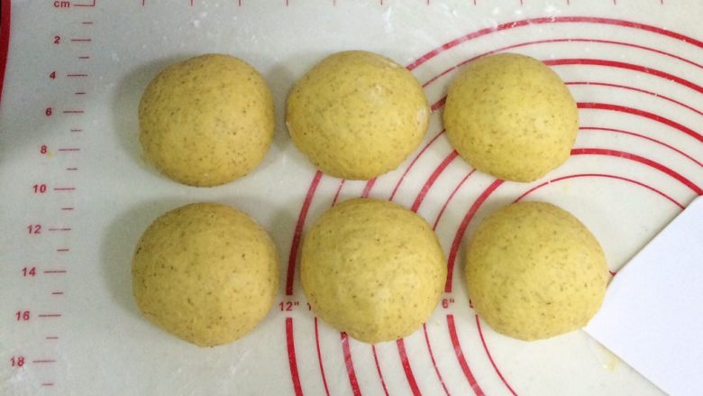 南瓜麻薯软欧包,发好的面团取出排气，平均分成六份，滚圆松弛15分钟。