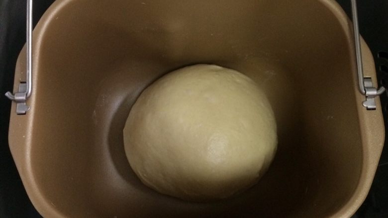 炼乳吐司（中种法）,把面团整理好放在面包机桶内进行发酵。