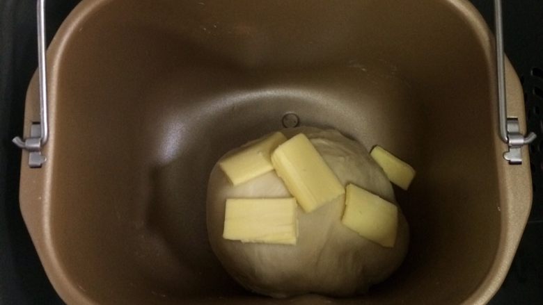 炼乳吐司（中种法）,揉至15分钟，面团成型，加入黄油继续揉面。