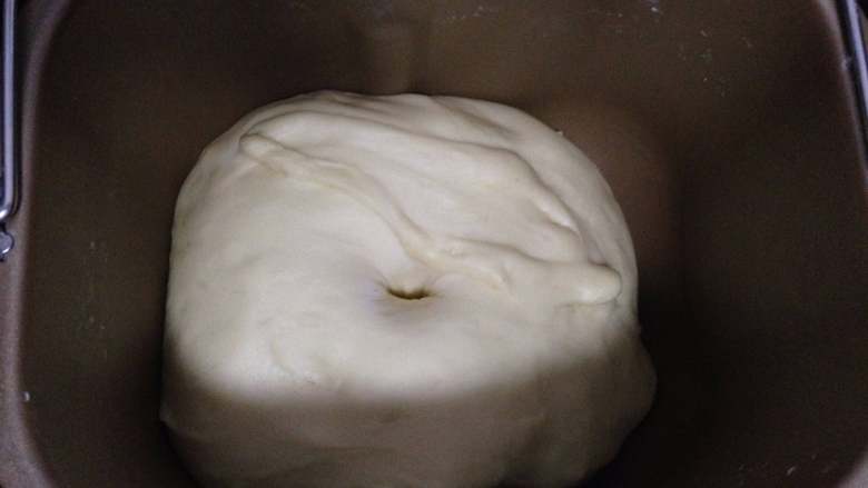 豆沙手撕包,入温暖湿润处发酵至两倍大，发酵好的面团手指按下去有个圆圆的洞，有轻微回弹即可

