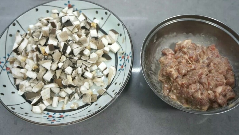 秘制千刀肉,平菇切小丁，肉切1厘米的小丁，放一勺淀粉，放点盐抓匀，腌制5分钟